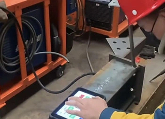 EM-Q86 robuuste tablet-pc maakt automatisering van mechanische productie mogelijk